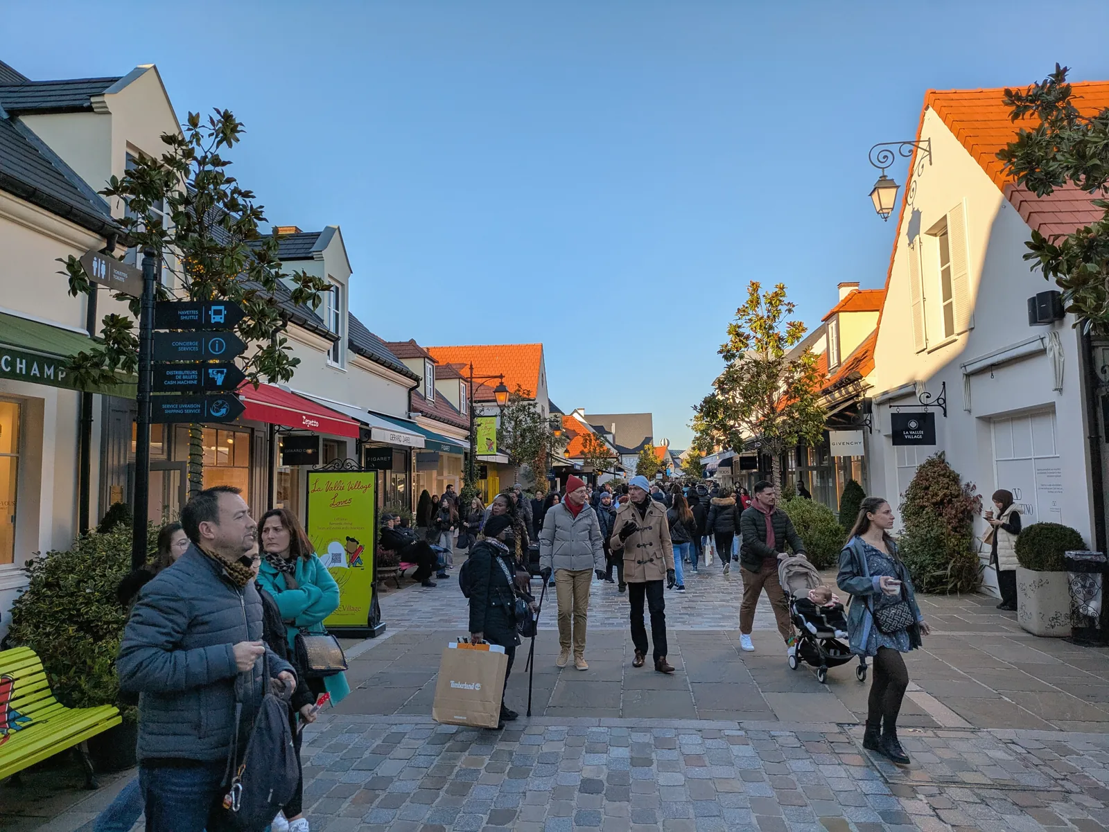 La Vallée Village 购物村的店铺街道实景
